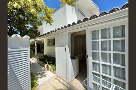 Casa de condomínio à venda com 430m², 6 quartos e 3 vagas Casa de condomínio à venda com 430m², 6 quartos e 3 vagasÁrea externa