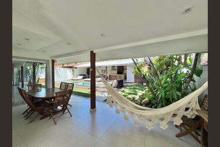 Casa de condomínio à venda com 430m², 6 quartos e 3 vagas Casa de condomínio à venda com 430m², 6 quartos e 3 vagasÁrea externa