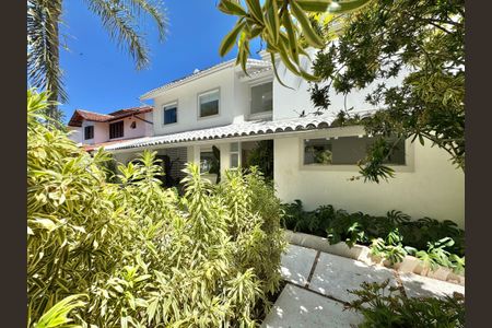 Casa de condomínio à venda com 430m², 6 quartos e 3 vagas Casa de condomínio à venda com 430m², 6 quartos e 3 vagasÁrea externa