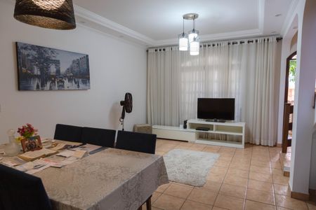 Casa à venda com 80m², 3 quartos e 5 vagas Casa à venda com 80m², 3 quartos e 5 vagasSala