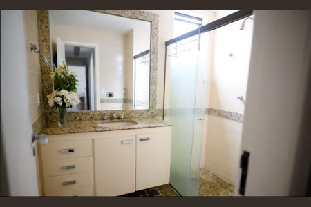 Apartamento à venda com 150m², 4 quartos e 2 vagas Apartamento à venda com 150m², 4 quartos e 2 vagasBanheiro da Suíte