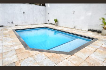 Apartamento à venda com 150m², 4 quartos e 2 vagas Apartamento à venda com 150m², 4 quartos e 2 vagasÁrea comum - Piscina