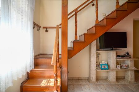 Casa à venda com 248m², 4 quartos e 2 vagas Casa à venda com 248m², 4 quartos e 2 vagasEscada Piso 2