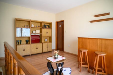 Casa à venda com 248m², 4 quartos e 2 vagas Casa à venda com 248m², 4 quartos e 2 vagasHall