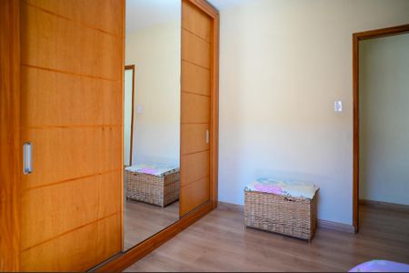 Casa à venda com 248m², 4 quartos e 2 vagas Casa à venda com 248m², 4 quartos e 2 vagasQuarto 4