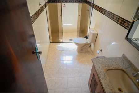 Casa à venda com 248m², 4 quartos e 2 vagas Casa à venda com 248m², 4 quartos e 2 vagasBanheiro 2