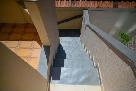 Casa à venda com 248m², 4 quartos e 2 vagas Casa à venda com 248m², 4 quartos e 2 vagasEscada