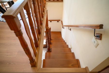 Casa à venda com 248m², 4 quartos e 2 vagas Casa à venda com 248m², 4 quartos e 2 vagasEscada Piso 2