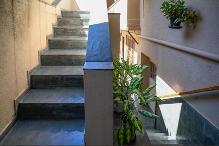 Casa à venda com 248m², 4 quartos e 2 vagas Casa à venda com 248m², 4 quartos e 2 vagasEscada de Entrada