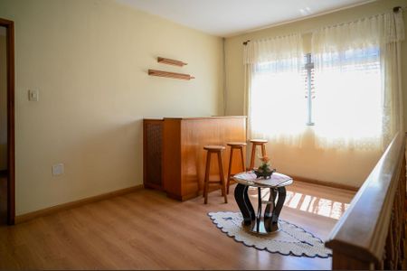 Casa à venda com 248m², 4 quartos e 2 vagas Casa à venda com 248m², 4 quartos e 2 vagasHall