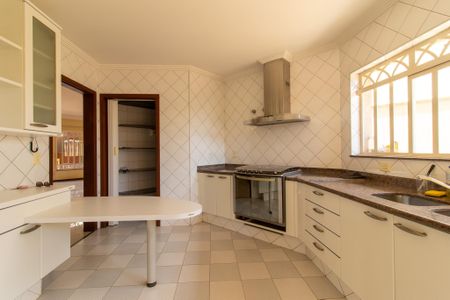 Casa para alugar com 280m², 4 quartos e 2 vagas Casa para alugar com 280m², 4 quartos e 2 vagasCozinha