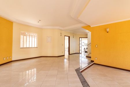 Casa para alugar com 280m², 4 quartos e 2 vagas Casa para alugar com 280m², 4 quartos e 2 vagasSala