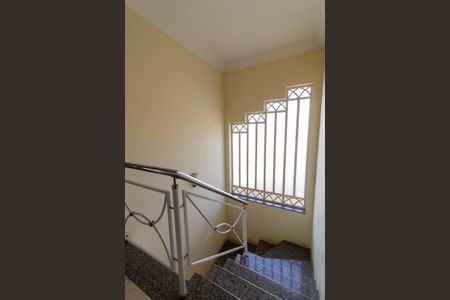 Casa para alugar com 280m², 4 quartos e 2 vagas Casa para alugar com 280m², 4 quartos e 2 vagasEscada