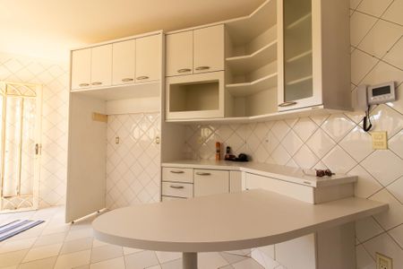 Casa para alugar com 280m², 4 quartos e 2 vagas Casa para alugar com 280m², 4 quartos e 2 vagasCozinha