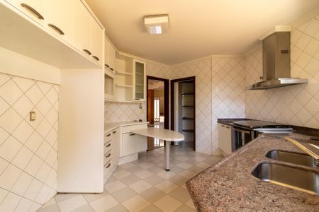Casa para alugar com 280m², 4 quartos e 2 vagas Casa para alugar com 280m², 4 quartos e 2 vagasCozinha