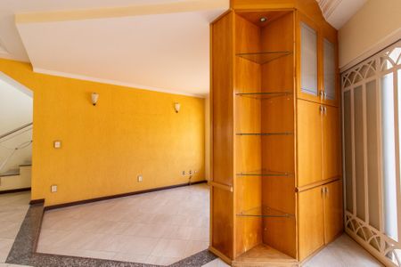 Casa para alugar com 280m², 4 quartos e 2 vagas Casa para alugar com 280m², 4 quartos e 2 vagasSala