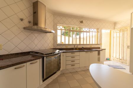 Casa para alugar com 280m², 4 quartos e 2 vagas Casa para alugar com 280m², 4 quartos e 2 vagasCozinha