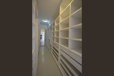 Apartamento para alugar com 270m², 3 quartos e 3 vagas Apartamento para alugar com 270m², 3 quartos e 3 vagasCloset Suíte 1