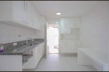 Apartamento para alugar com 270m², 3 quartos e 3 vagas Apartamento para alugar com 270m², 3 quartos e 3 vagasCozinha