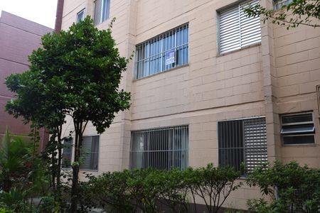 Apartamento para alugar com 75m², 2 quartos e 1 vagaPlaca instalada na janela da sala do imóvel