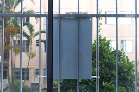 Apartamento para alugar com 75m², 2 quartos e 1 vagaPlaca instalada na janela da sala do imóvel