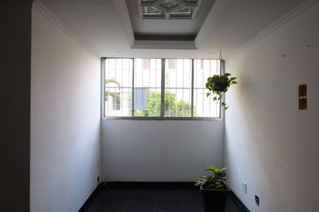 Apartamento para alugar com 75m², 2 quartos e 1 vagaPlaca instalada na janela da sala do imóvel