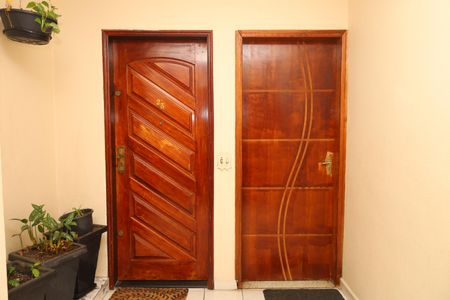 Apartamento para alugar com 75m², 2 quartos e 1 vagaÁrea comum - Porta do apartamento