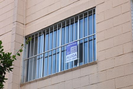 Apartamento para alugar com 75m², 2 quartos e 1 vagaPlaca instalada na janela da sala do imóvel