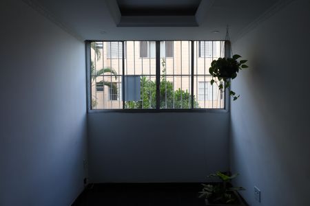 Apartamento para alugar com 75m², 2 quartos e 1 vagaPlaca instalada na janela da sala do imóvel