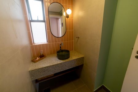 Apartamento à venda com 420m², 4 quartos e 4 vagas Apartamento à venda com 420m², 4 quartos e 4 vagasÁrea comum - Banheiro do Salão de festas