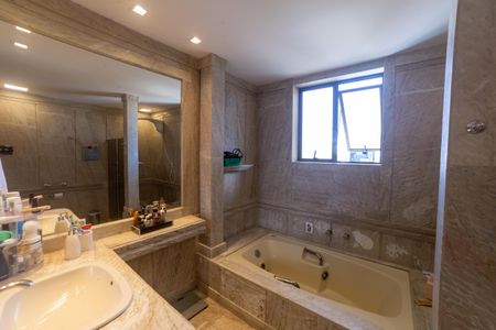 Apartamento à venda com 420m², 4 quartos e 4 vagas Apartamento à venda com 420m², 4 quartos e 4 vagasBanheiro da Suíte 1