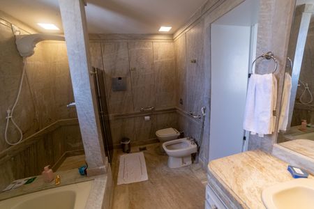 Apartamento à venda com 420m², 4 quartos e 4 vagas Apartamento à venda com 420m², 4 quartos e 4 vagasBanheiro da Suíte 1