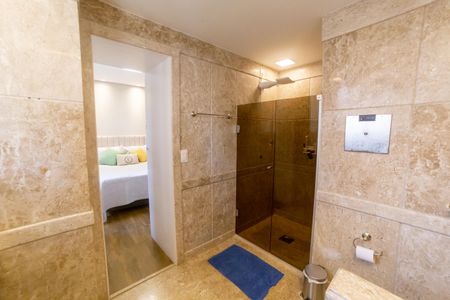 Apartamento à venda com 420m², 4 quartos e 4 vagas Apartamento à venda com 420m², 4 quartos e 4 vagasBanheiro da Suíte 2