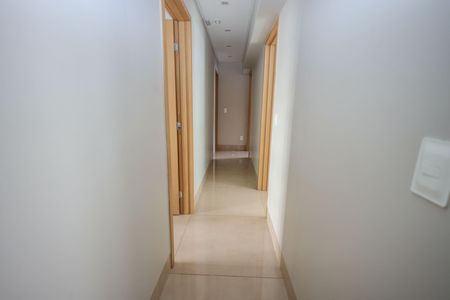 Apartamento à venda com 156m², 4 quartos e 2 vagas Apartamento à venda com 156m², 4 quartos e 2 vagasCorredor dos Quartos