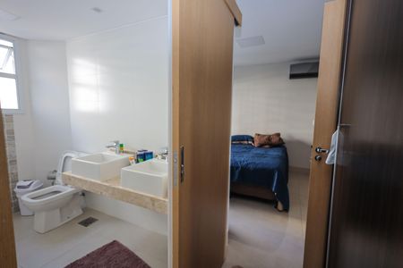 Apartamento à venda com 156m², 4 quartos e 2 vagas Apartamento à venda com 156m², 4 quartos e 2 vagasBanheiro da Suíte 2