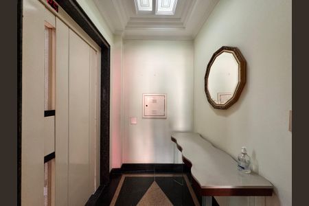 Apartamento à venda com 203m², 3 quartos e 5 vagas Apartamento à venda com 203m², 3 quartos e 5 vagasHall de entrada privativa