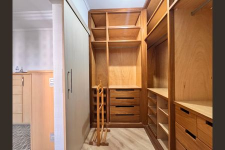 Apartamento à venda com 203m², 3 quartos e 5 vagas Apartamento à venda com 203m², 3 quartos e 5 vagasCloset suite 2