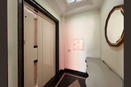 Apartamento à venda com 203m², 3 quartos e 5 vagas Apartamento à venda com 203m², 3 quartos e 5 vagasHall de entrada privativa