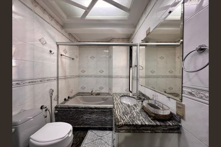 Apartamento à venda com 203m², 3 quartos e 5 vagas Apartamento à venda com 203m², 3 quartos e 5 vagasBanheiro da suíte 2