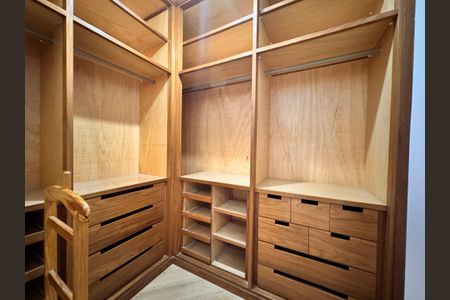 Apartamento à venda com 203m², 3 quartos e 5 vagas Apartamento à venda com 203m², 3 quartos e 5 vagasCloset suite 2