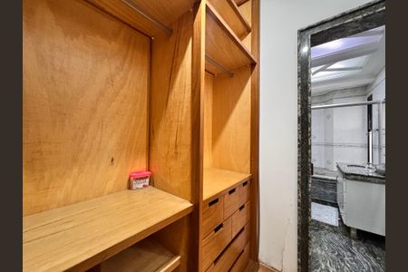 Apartamento à venda com 203m², 3 quartos e 5 vagas Apartamento à venda com 203m², 3 quartos e 5 vagasCloset suite 2