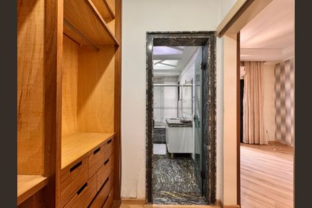 Apartamento à venda com 203m², 3 quartos e 5 vagas Apartamento à venda com 203m², 3 quartos e 5 vagasCloset suite 2