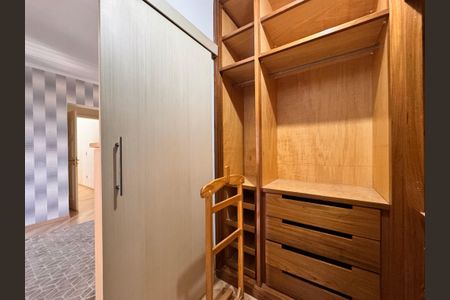 Apartamento à venda com 203m², 3 quartos e 5 vagas Apartamento à venda com 203m², 3 quartos e 5 vagasCloset suite 2