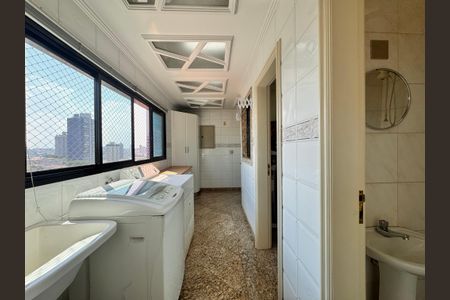 Apartamento à venda com 203m², 3 quartos e 5 vagas Apartamento à venda com 203m², 3 quartos e 5 vagasLavanderia