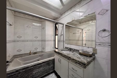 Apartamento à venda com 203m², 3 quartos e 5 vagas Apartamento à venda com 203m², 3 quartos e 5 vagasBanheiro da suíte 2