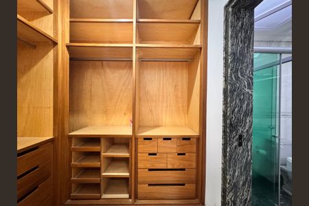 Apartamento à venda com 203m², 3 quartos e 5 vagas Apartamento à venda com 203m², 3 quartos e 5 vagasCloset suite 2