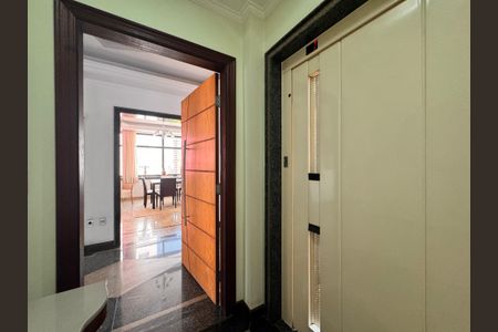 Apartamento à venda com 203m², 3 quartos e 5 vagas Apartamento à venda com 203m², 3 quartos e 5 vagasHall de entrada privativa