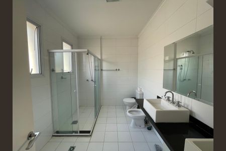 Casa de condomínio para alugar com 300m², 3 quartos e 6 vagasBanheiro da Suíte 3