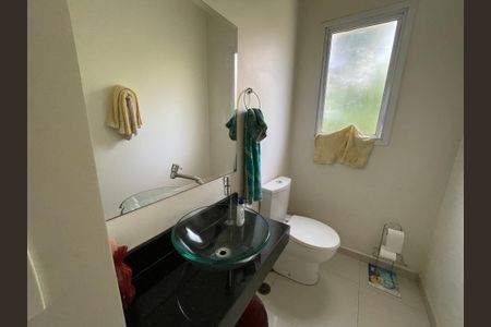 Casa de condomínio para alugar com 300m², 3 quartos e 6 vagasBanheiro da Suíte 2