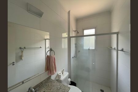 Casa de condomínio para alugar com 300m², 3 quartos e 6 vagasBanheiro da Suíte 1